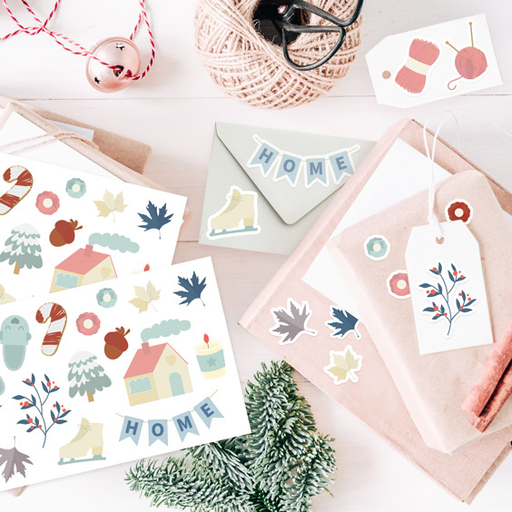 Pegatinas de invierno en tonos suaves decorando sobres, etiquetas y paquetes