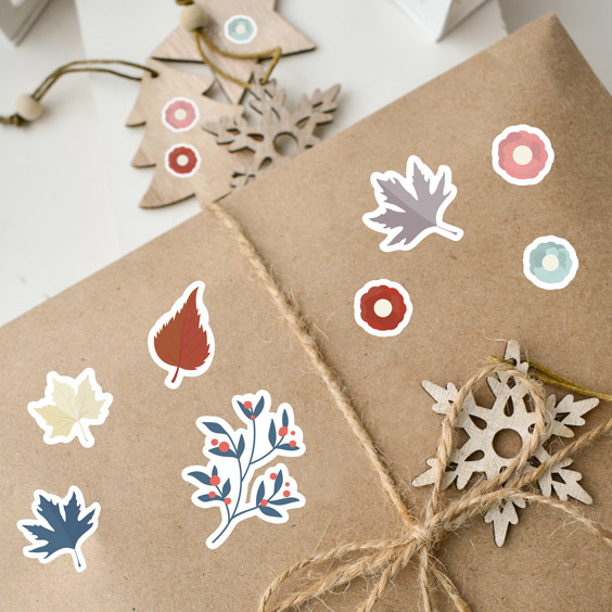 Pegatinas de invierno decorando un paquete de papel kraft