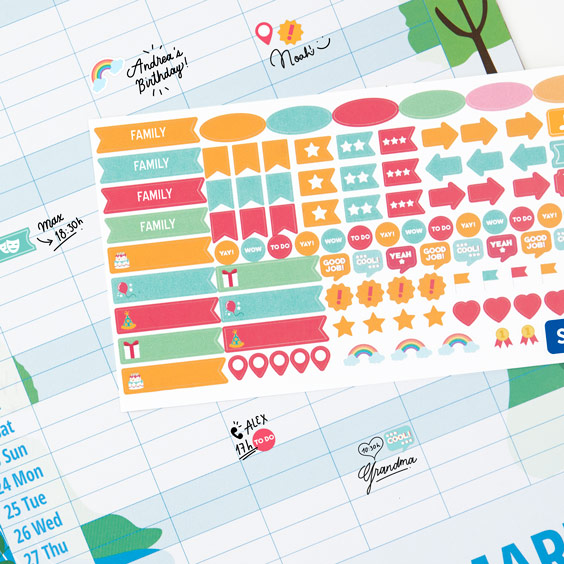 Lámina de pegatinas personalizadas con nombres para el planificador familiar sobre una página del calendario