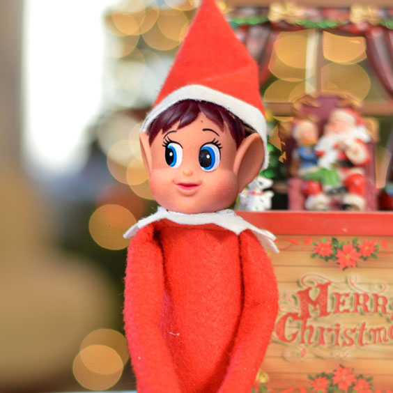 Elfa navideña traviesa de Stikets junto a la decoración de Navidad