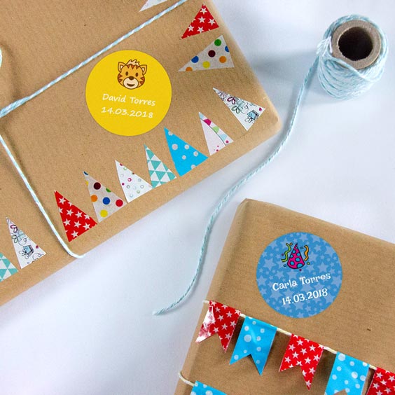 Etiquetas para regalos personalizadas redondas de Stikets con nombre y fecha sobre paquetes de papel kraft