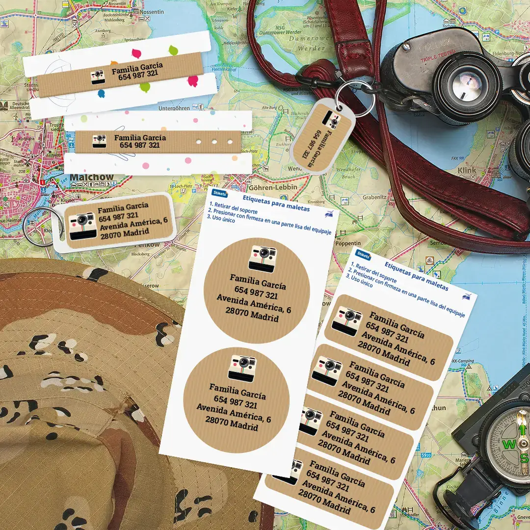 Pack de viaje familiar con pulseras y elementos para identificar el equipaje