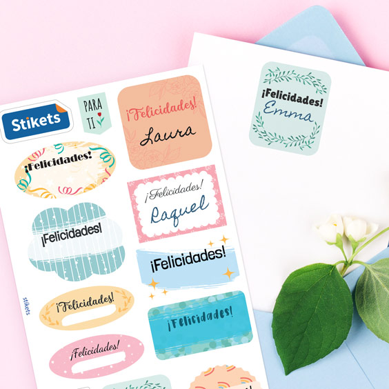 Lámina de etiquetas de felicidades para escribir de Stikets con diseños variados y espacio para el nombre