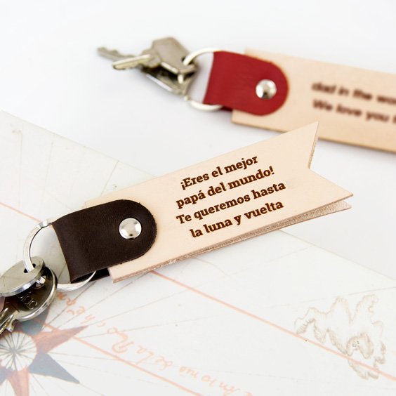Llavero personalizado de cuero natural grabado con una frase dedicada a papá