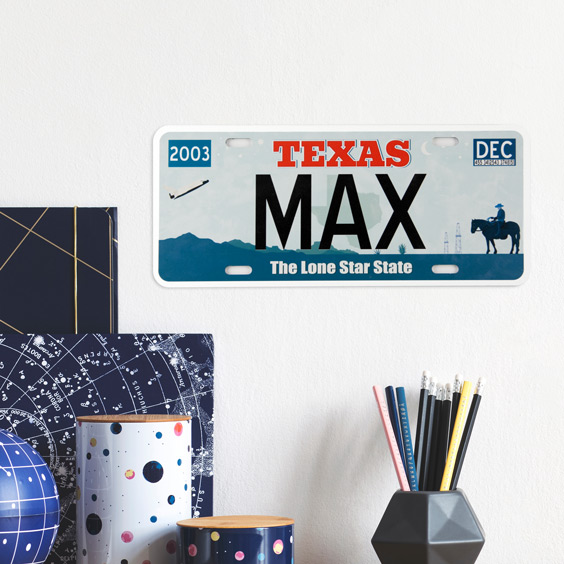 Matrícula decorativa personalizada de Texas con el nombre Max colgada en la pared de un cuarto infantil con temática espacial