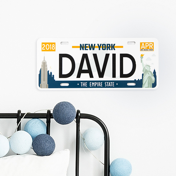 Matrícula decorativa personalizada de Nueva York con el nombre David colgada en la pared sobre una cama