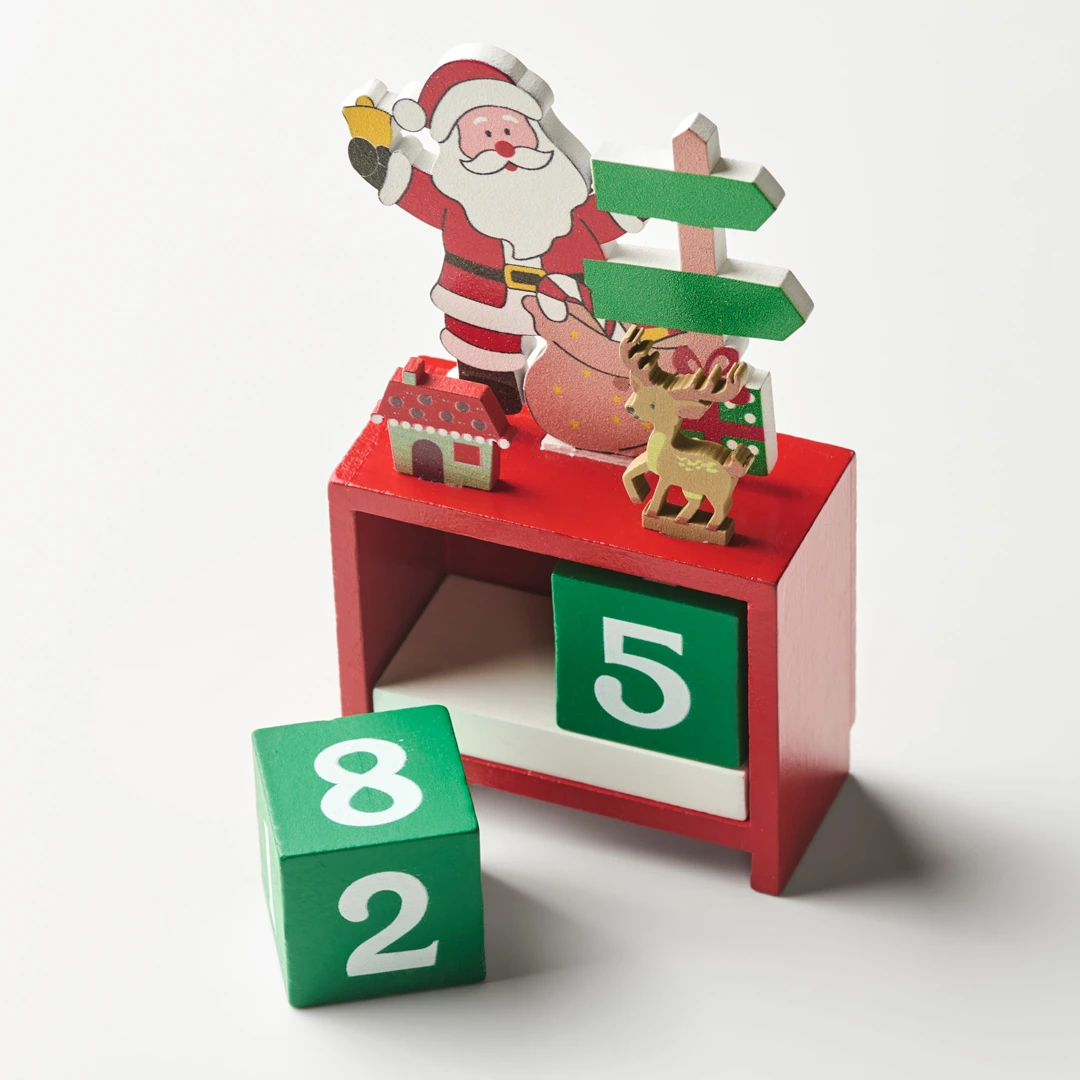 Calendario de Adviento de madera con Papá Noel y cubos numerados