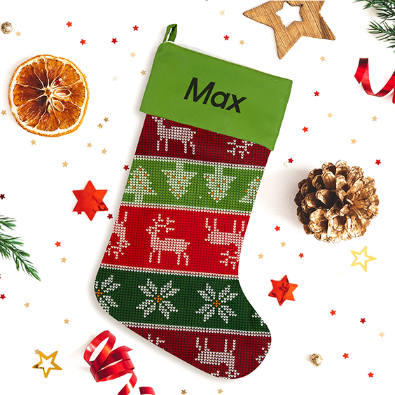 Calcetín navideño con estampado de punto de cruz en rojo y verde y el nombre Max en el dobladillo