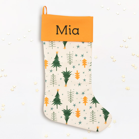 Calcetín navideño Árboles de Navidad de Stikets con el nombre Mia en el dobladillo naranja