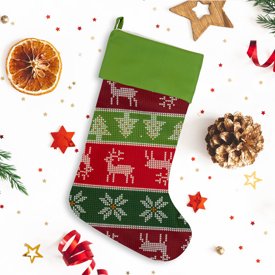 Calcetín navideño Stikets con estampado de texturas de punto en rojo y verde con renos y árboles