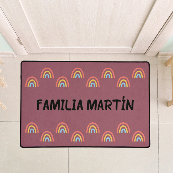 Felpudo personalizado Stikets con fondo de arcoíris y el texto Familia Martín en una sola línea