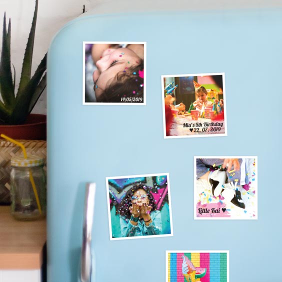 Imanes personalizados con fotografías sobre una superficie metálica