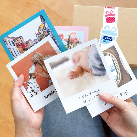 Varios fotoadhesivos con marco blanco estilo polaroid y texto personalizado en la parte inferior