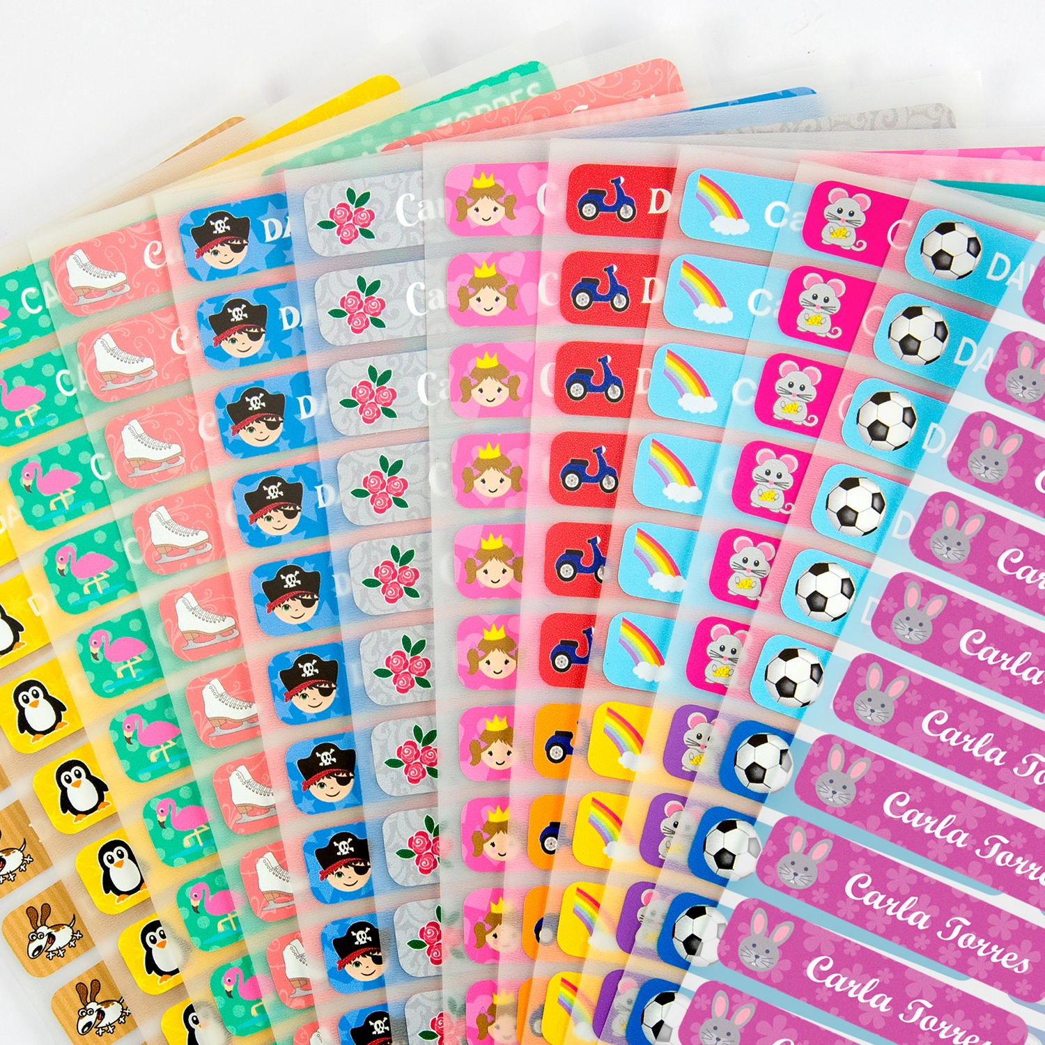 Etiquetas termoadhesivas personalizadas colocadas en ropa infantil