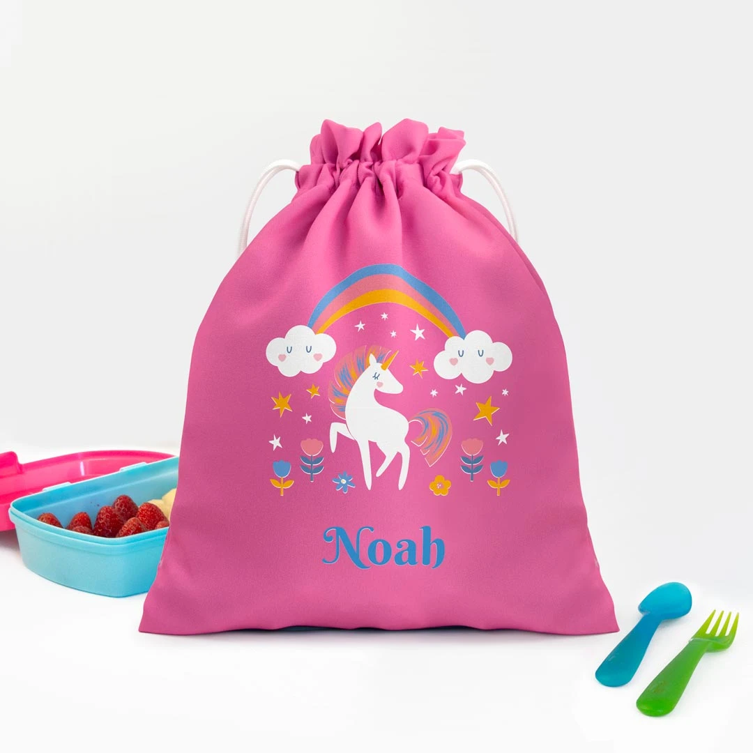 Bolsa de merienda rosa junto a un recipiente y cubiertos
