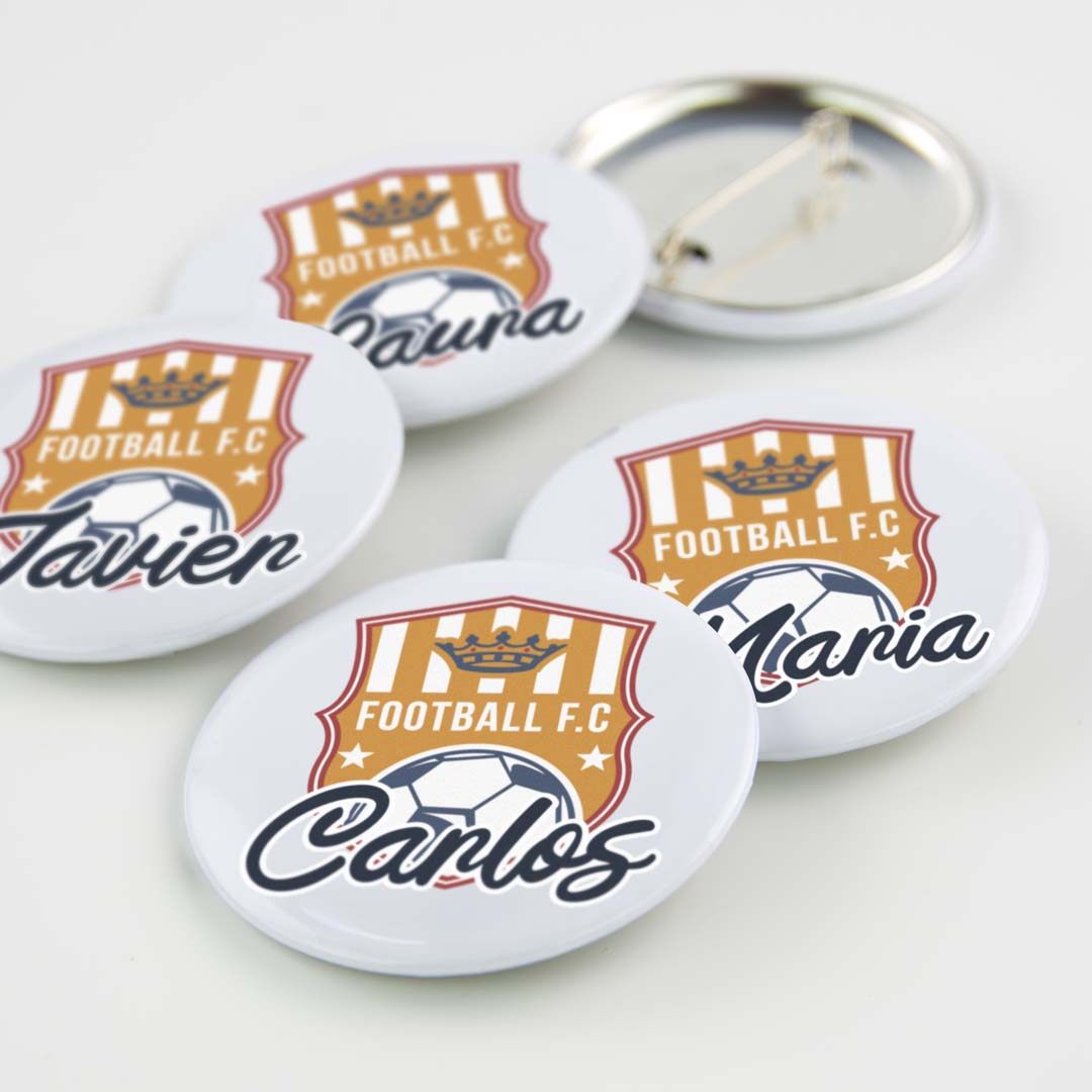Chapas personalizadas con el mismo escudo de equipo y un nombre distinto en cada una