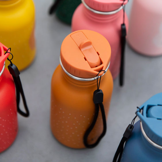 Detalle de los tapones con boquilla de varias botellas infantiles Trixie