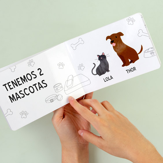 Página del cuento personalizado Mi familia de Stikets con las mascotas de la familia y sus nombres