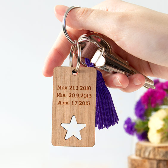Llavero personalizado de madera Stikets grabado con tres nombres y fechas de nacimiento, con una borla morada