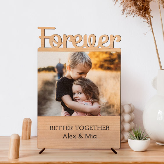 Placa personalizada de madera grande con la palabra Forever, foto de dos hermanos y texto, de pie sobre un mueble