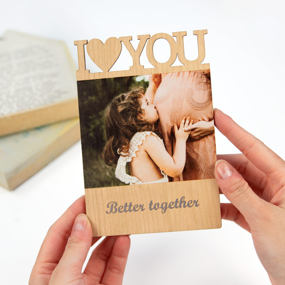 Placa personalizada de madera pequeña con la palabra I love you y foto de madre e hija, sostenida con las dos manos