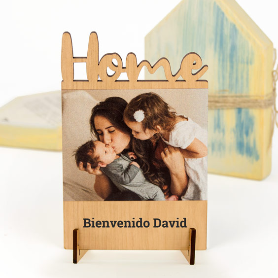 Placa pequeña de madera con la palabra Home, foto familiar y el texto Bienvenido David, de pie sobre su soporte