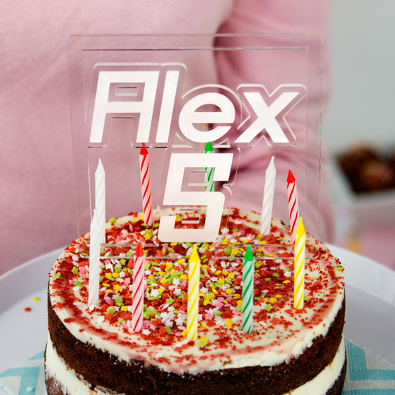 Topper personalizado para tarta con el nombre Alex y el número cinco