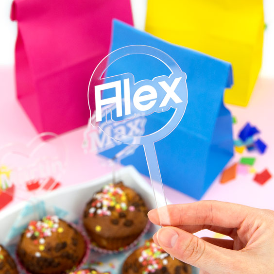 Topper transparente para cupcake con el nombre Alex en letras blancas
