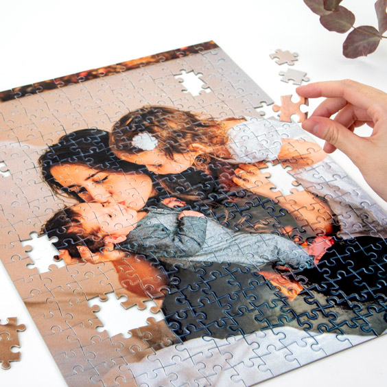 Puzzle personalizado de 280 piezas con una fotografía familiar durante el montaje