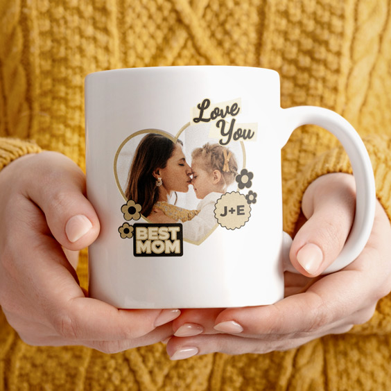 Taza personalizada con fotografía y dedicatoria sostenida entre las manos