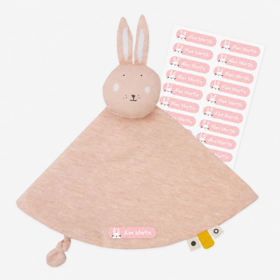 Doudou de conejo Trixie junto a etiquetas termoadhesivas para personalizarlo con el nombre