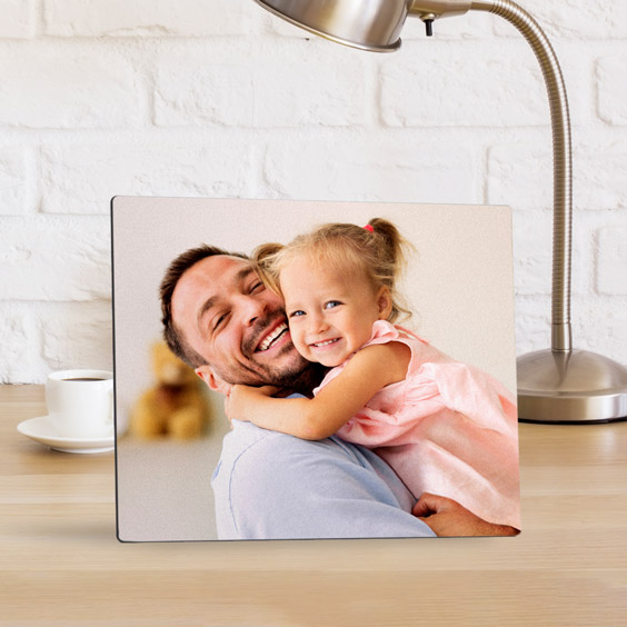 Portafoto de madera de sobremesa con un retrato de padre e hija junto a una lámpara